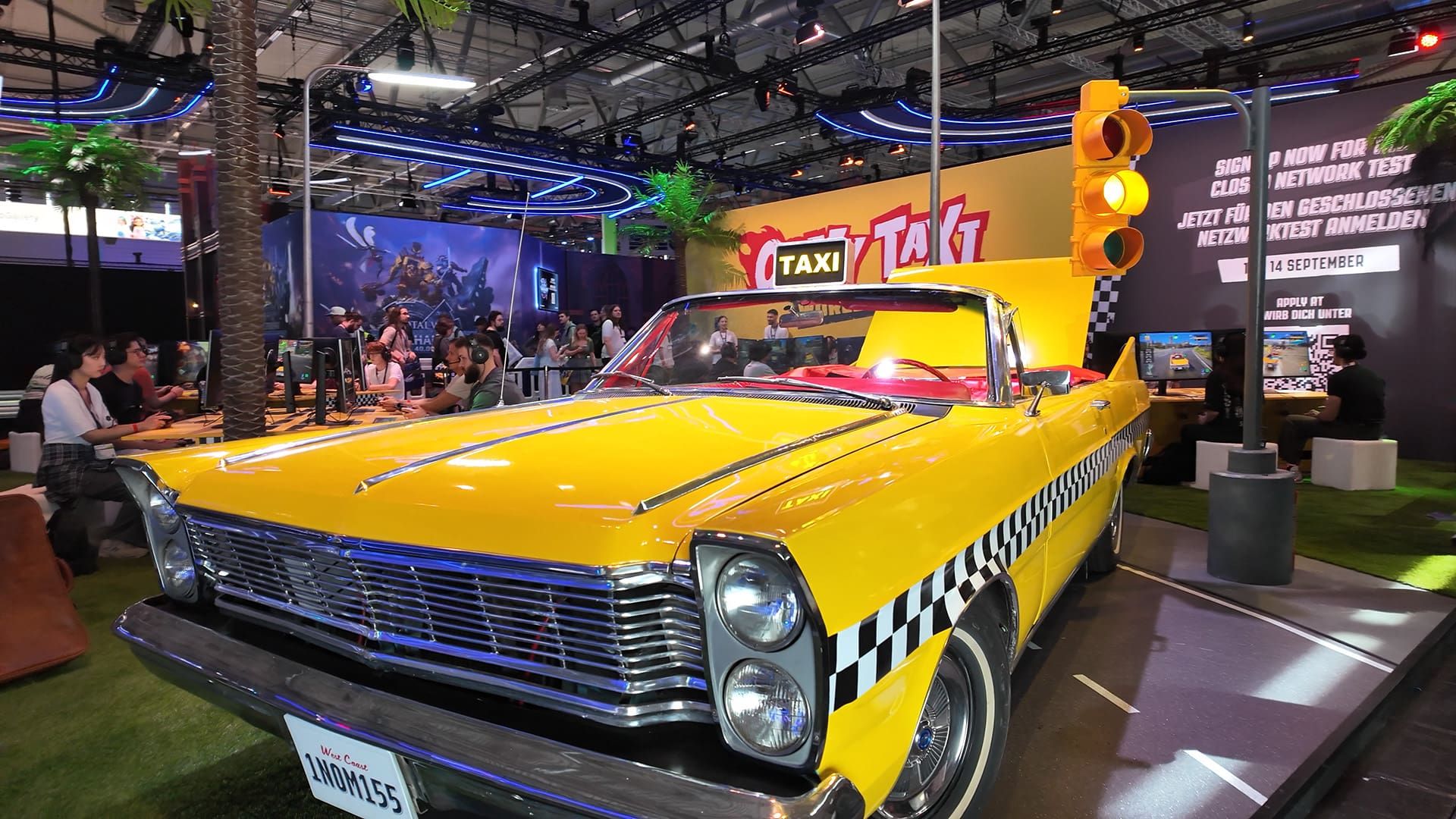 Bij de Crazy Taxi: World Tour op gamescom 2026 stond deze klassieke taxi uit de game geparkeerd