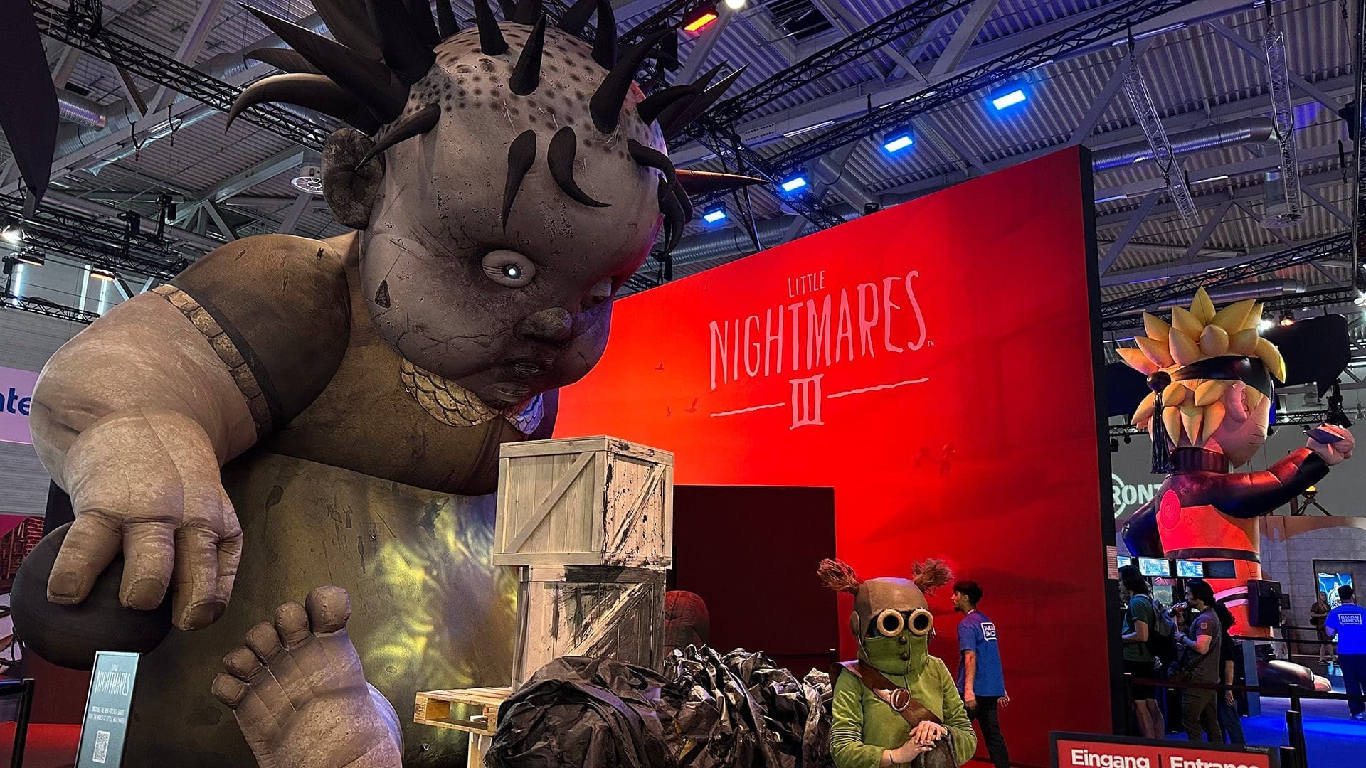 Gamescom 2023 artikel image 4 Little Nightmares 3 booth Monster Baby