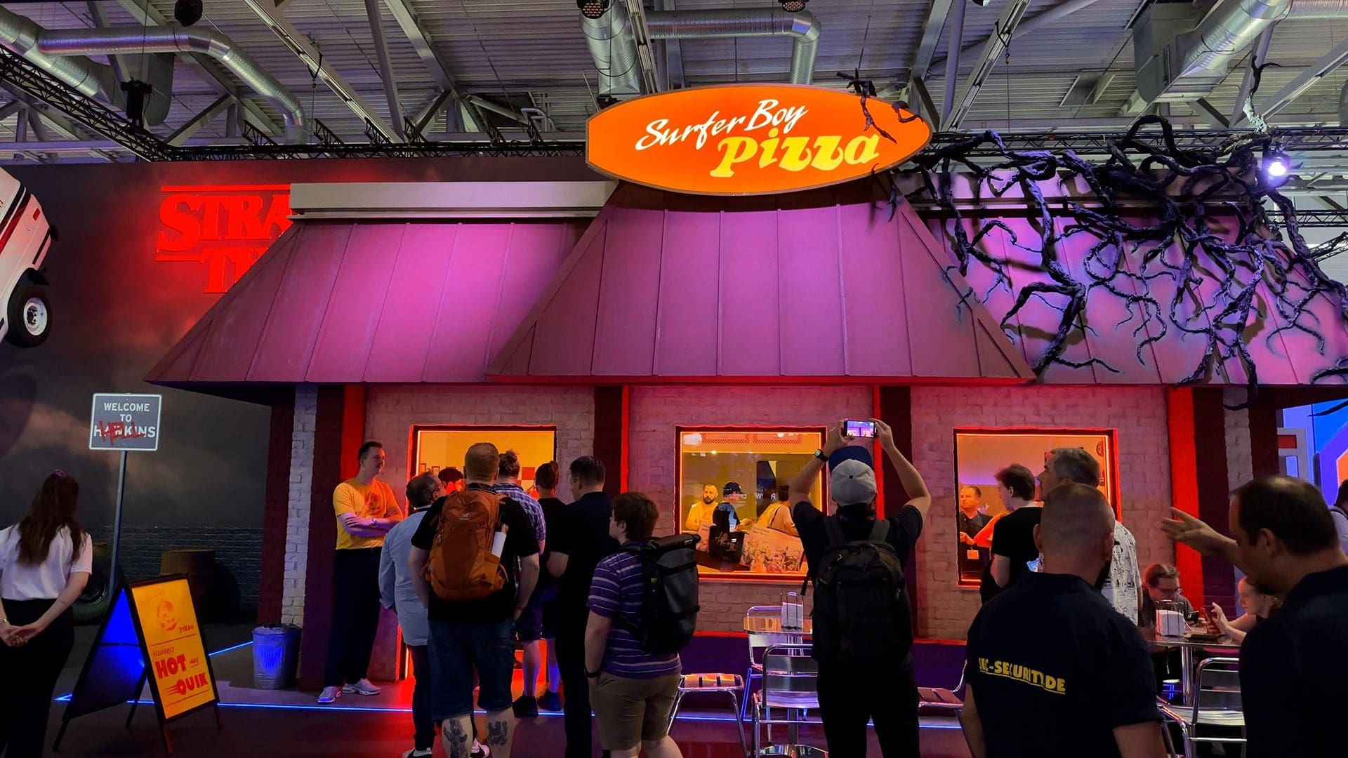 Gamescom 2023 artikel image 8 Stranger Things booth free pizza slices