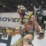 Een life-size statue van Junkrat uit Overwatch.