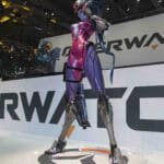 Een life-size statue van Widowmaker uit Overwatch.