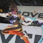 Een life-size statue van Tracer uit Overwatch.