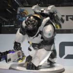 Een life-size statue van Winston uit Overwatch.