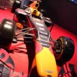 Een F1 wagen bij de stand van F1 2017.