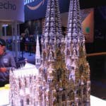 Een kasteel gemaakt van LEGO steentjes is te zien bij de stand van Warner Bros.