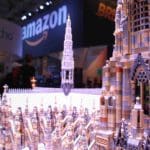 Een kasteel gemaakt van LEGO steentjes is te zien bij de stand van Warner Bros.