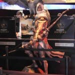Een life-size statue van Bayek, de Assassin uit Assassin's Creed Origins.