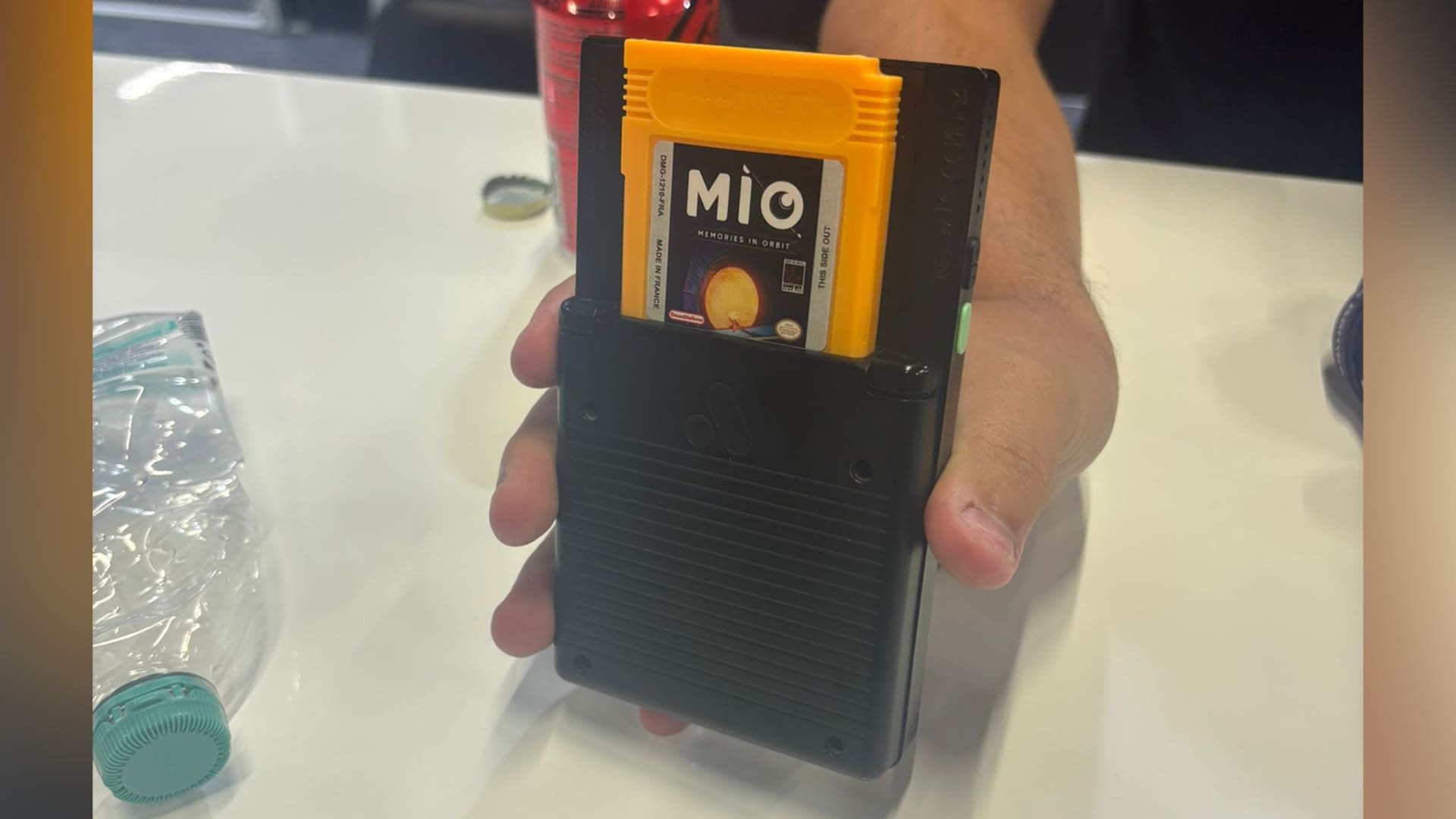 Een van de ontwikkelaars liet me op gamescom 2025 met trots zien hoe hij een MIO-versie in Game Boy-stijl had gemaakt