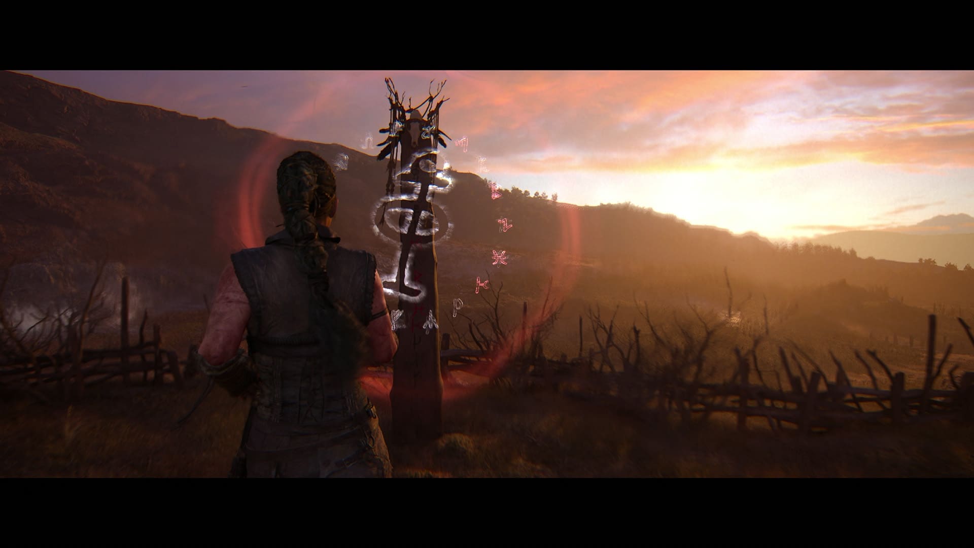 De Lorestangirs zijn staven die een stuk achtergrondverhaal vertellen en fungeren als collectibles