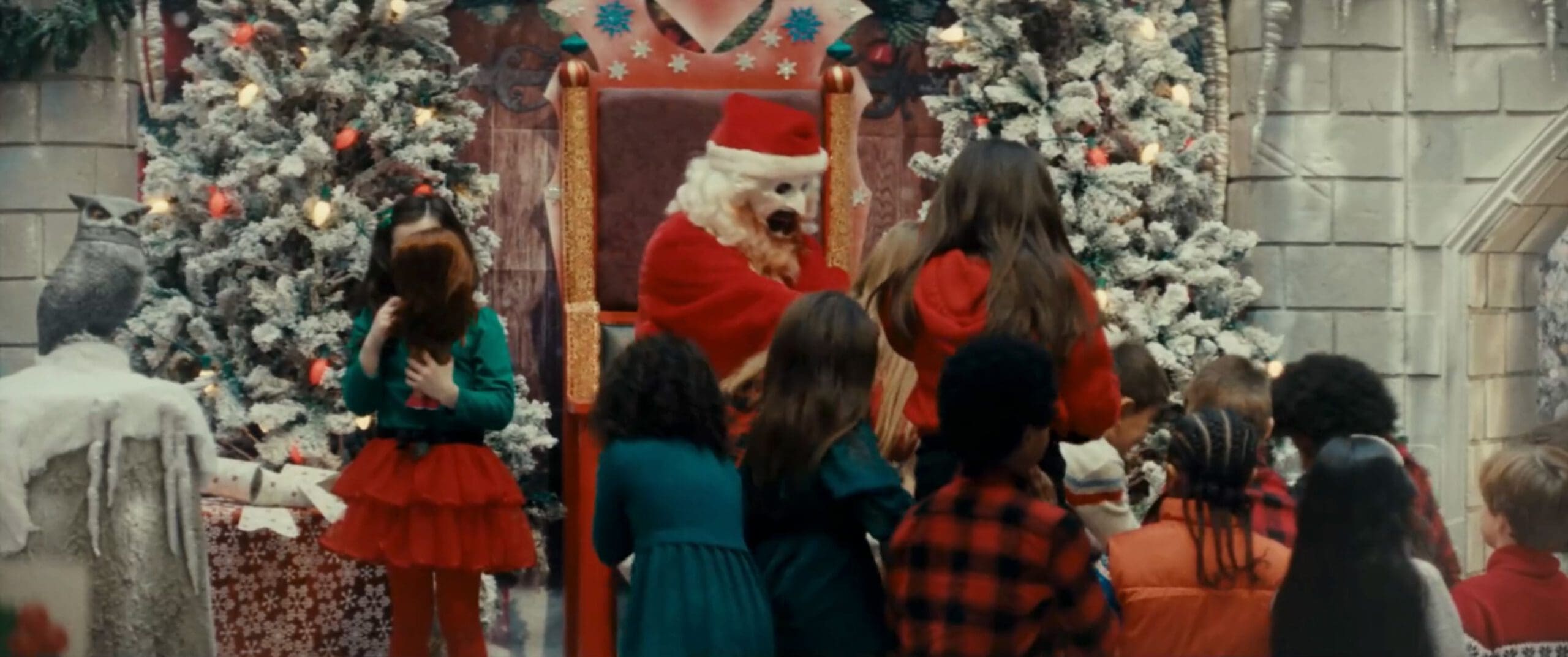 Terrifier 3 review screenshot 4 shopping mall presents children